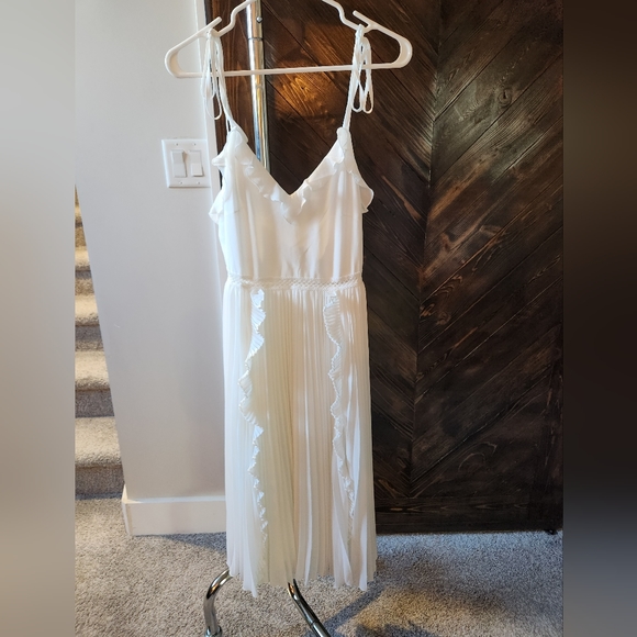 BEAUTIFUL white dress! - Picture 3 of 4